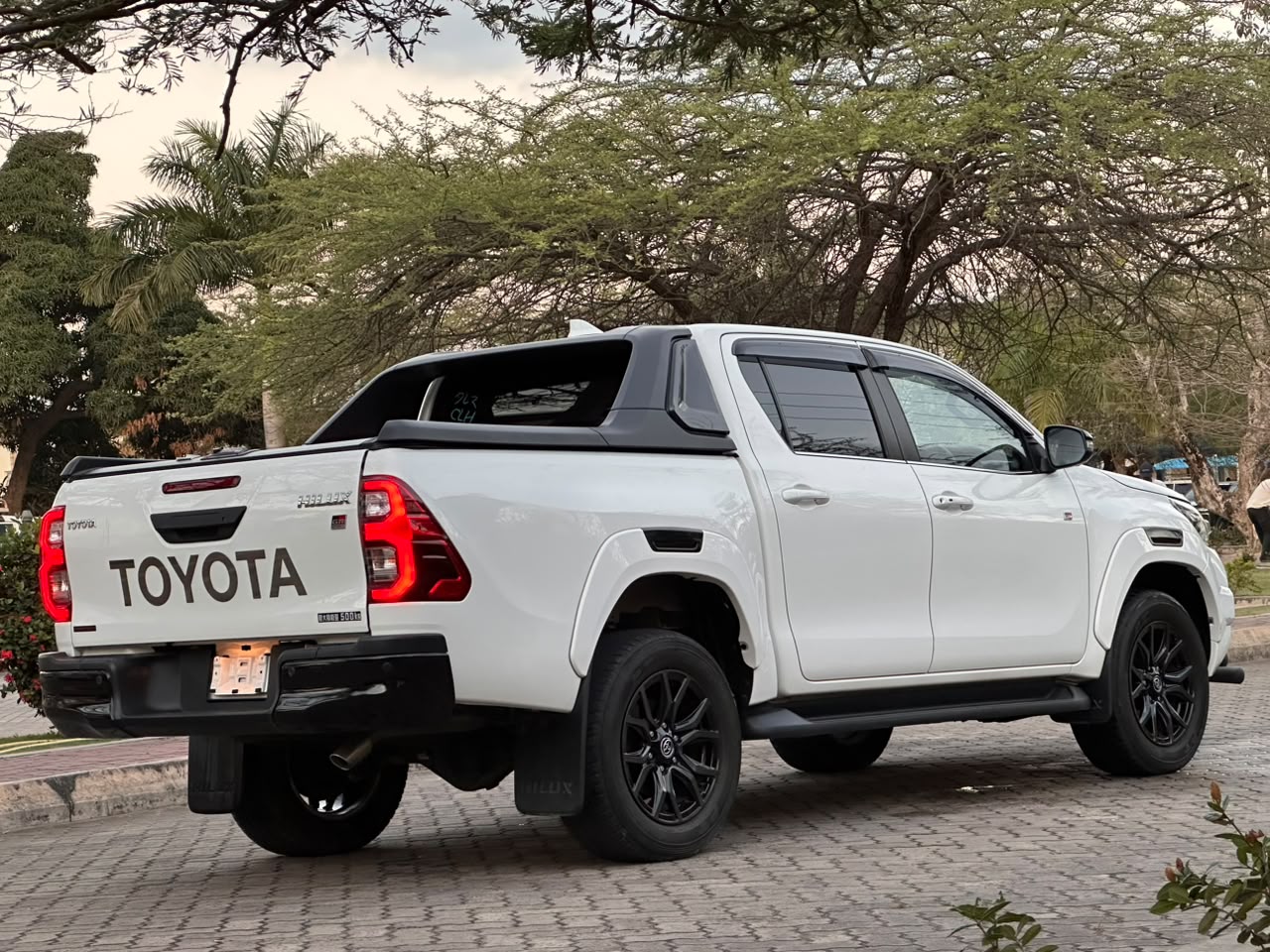 TOYOTA HILUX DOUBLE CABIN thumbnail 9